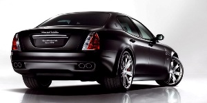 La double sortie d'chappement est galement de couleur noire. Moins tape--l'oeil, ces diffrents dtails stylistiques renforcent la sportivit de cette Maserati.
